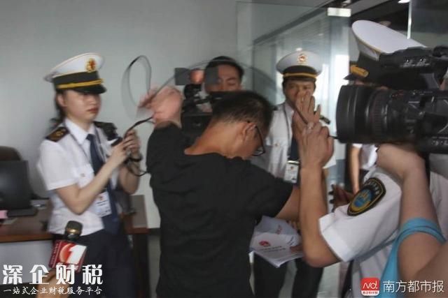 鹽田一公司老總辦公室內(nèi)抽煙被罰 情緒激動(dòng)突然報(bào)了警