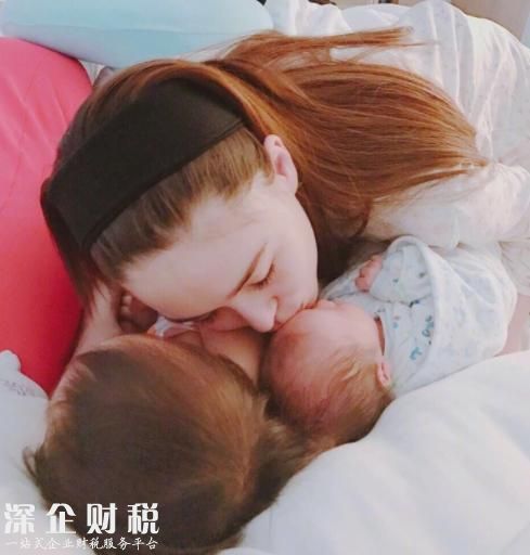 昆凌親吻新生兒子和小周周的照片