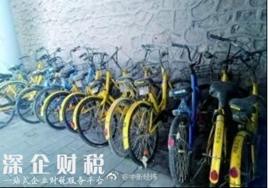 北京一河段放水浮出30余輛共享單車 車身長滿綠毛