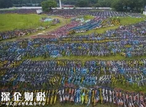 杭州上萬輛共享單車被棄荒野，好似“亂葬崗”