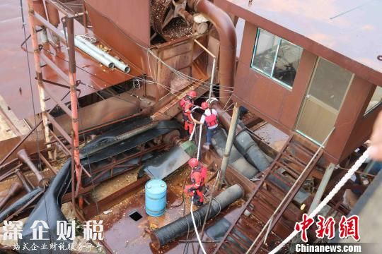 圖為消防官兵固定船只?！↓嫿「蹟z