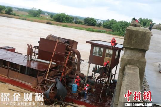 圖為消防官兵登船處置?！↓嫿「蹟z