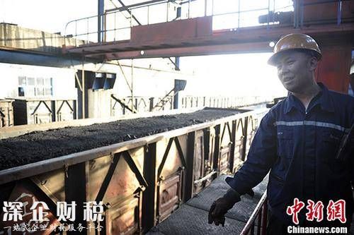 山西汾西煤礦貨運(yùn)站一列滿載即將外銷煤炭的列車。（資料圖片） 中新社記者 韋亮 攝